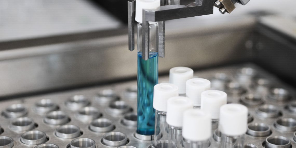 Neben Liquid-Handling-Aufgaben beherrscht das System auch die Feststoffdosierung.