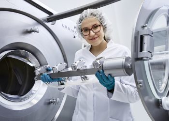 Bei der „Luftführung um die Coatingtrommel“, einem neuen technischen Lösungsansatz zur Steigerung der Prozess- und Tablettenqualität beim Filmcoaten, wird die Luft über ein Verteilerrohr zugeführt und umkreist die Trommel des Coaters, wobei die Luft über einen großen Umfang in die Trommel eintritt. Bild: Lödige