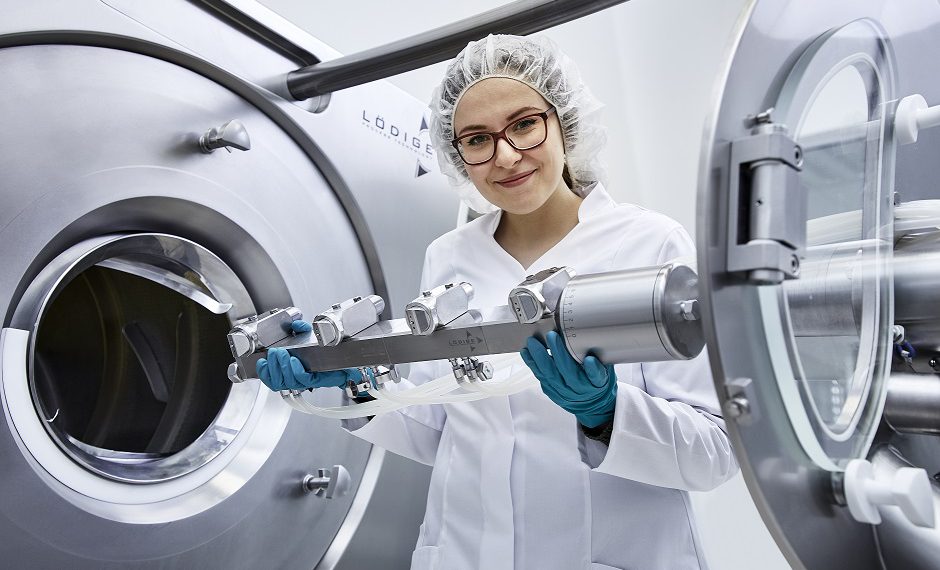 Bei der „Luftführung um die Coatingtrommel“, einem neuen technischen Lösungsansatz zur Steigerung der Prozess- und Tablettenqualität beim Filmcoaten, wird die Luft über ein Verteilerrohr zugeführt und umkreist die Trommel des Coaters, wobei die Luft über einen großen Umfang in die Trommel eintritt. Bild: Lödige