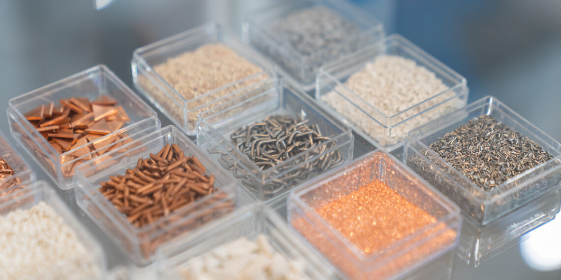 Grat­freie Ver­ede­lung von Mikroteilen