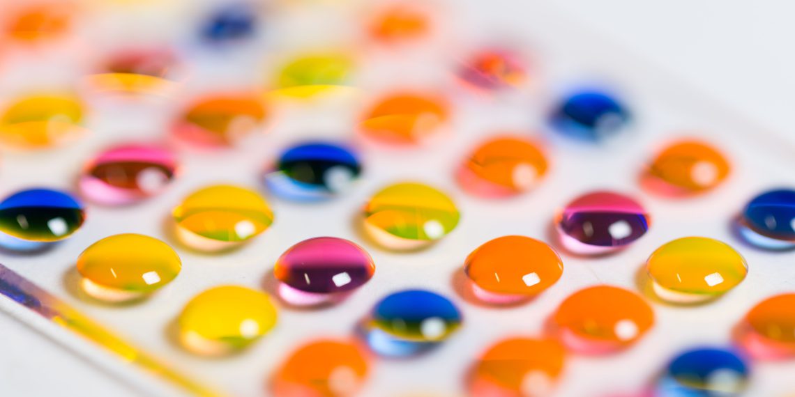 Array aus Mikrotröpfchen mit verschiedenen Reagenzien auf der Synthese-Plattform des Chem-Bios Chips. Bild: Maximilian Benz, KIT