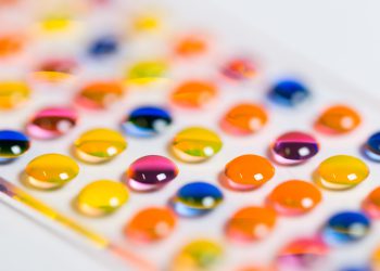 Array aus Mikrotröpfchen mit verschiedenen Reagenzien auf der Synthese-Plattform des Chem-Bios Chips. Bild: Maximilian Benz, KIT