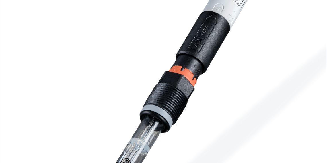 MemoTrans mit gestecktem Memosens-pH-Sensor.