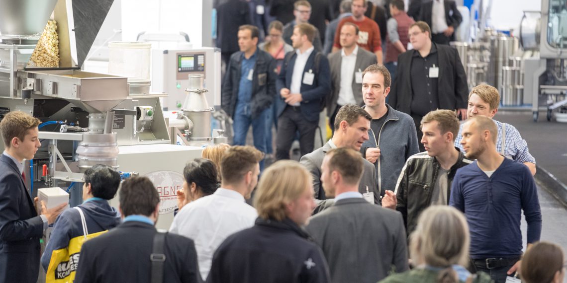 Die Dynamik der POWTECH: Große Maschinen in Aktion, Experten im Austausch. Bild: NürnbergMesse