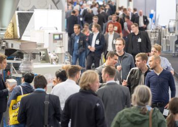 Die Dynamik der POWTECH: Große Maschinen in Aktion, Experten im Austausch. Bild: NürnbergMesse