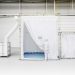 Mit Cape haben Wissenschaftler vom Fraunhofer IPA ein mobiles, zeltähnliches Reinraumsystem entwickelt, das sich in weniger als einer Stunde aufbauen lässt. Bild: Fraunhofer IPA/Foto: Rainer Bez