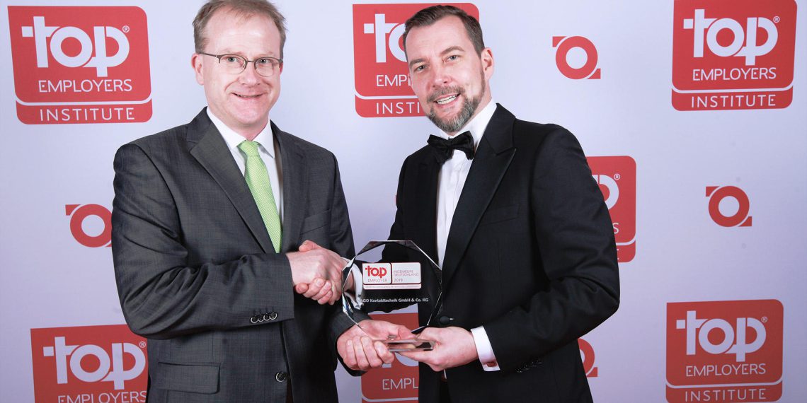 Von links: Eckhard Stach (Leiter Recruiting und Personalmarketing WAGO) nimmt die Top Employer Auszeichnung von Steffen Neefe (Country Manager DACH, Top Employers Institute) entgegen.