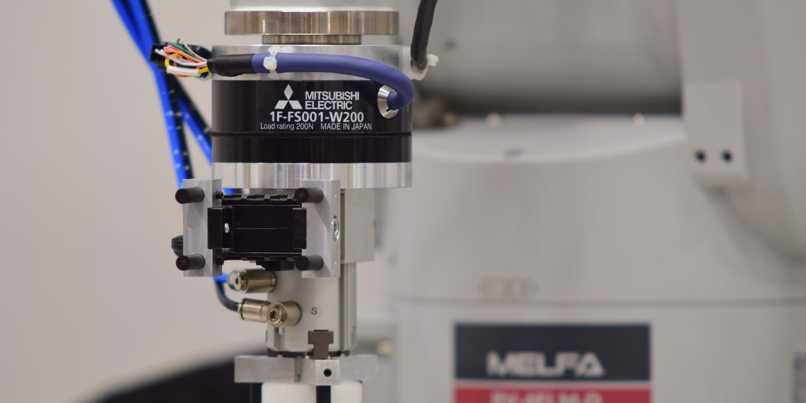 Die neuen MELFA Knickarm- und SCARA-Roboter der Serien RV-FR und RH-FR von Mitsubishi Electric werden jetzt durch einen Kraft-Momenten-Sensor unterstützt, der sich direkt in die Robotersteuerungen CR750/751 und CR800 integrieren lässt. (Bild: Mitsubishi Electric Europe )