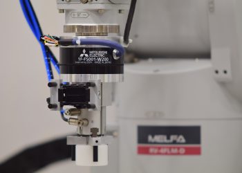 Die neuen MELFA Knickarm- und SCARA-Roboter der Serien RV-FR und RH-FR von Mitsubishi Electric werden jetzt durch einen Kraft-Momenten-Sensor unterstützt, der sich direkt in die Robotersteuerungen CR750/751 und CR800 integrieren lässt. (Bild: Mitsubishi Electric Europe )