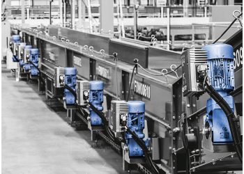 Insbesondere in großen Intralogistikprojekten können sich durch eine ausgewogene Kombination aus Variantenreduzierung und Energieeffizienz hohe TCO-Reduzierungen ergeben. (Bild: Nord)