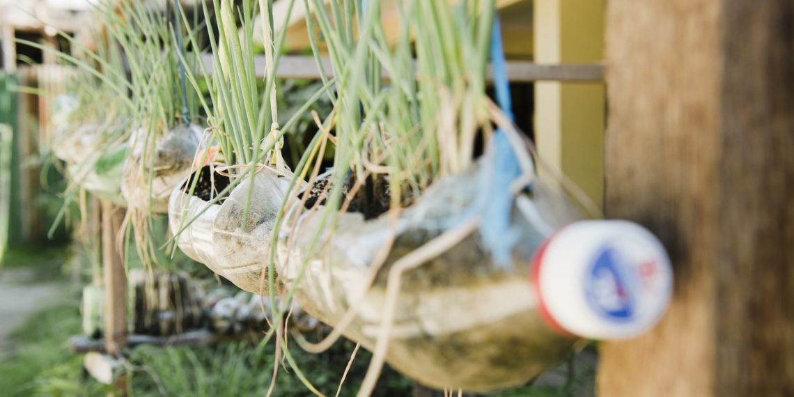 PET-Behälter und Kunststoffverpackungen stehen derzeit in der öffentlichen Kritik. Reduzieren und Recyceln gehören zu den Geboten der Stunde. KHS bietet hier konkrete Lösungen und verfügt über ein umfassendes Know-how, das die Nachhaltigkeitsbestrebungen seiner Kunden dezidiert unterstützt. Bild: KHS-Gruppe