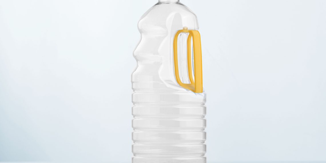 Im Vorfeld der K-Show hat KHS eine Technologie zur Herstellung von PET-Behältern mit eingeclipstem Griff entwickelt. Die Lösung zeichnet sich durch ein optimales Handling und Ausgießverhalten aus. (Bild: KHS Gruppe)