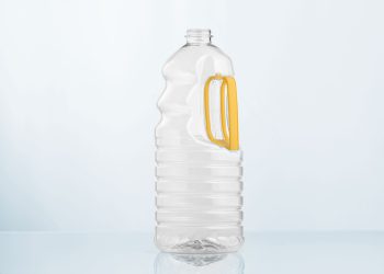 Im Vorfeld der K-Show hat KHS eine Technologie zur Herstellung von PET-Behältern mit eingeclipstem Griff entwickelt. Die Lösung zeichnet sich durch ein optimales Handling und Ausgießverhalten aus. (Bild: KHS Gruppe)