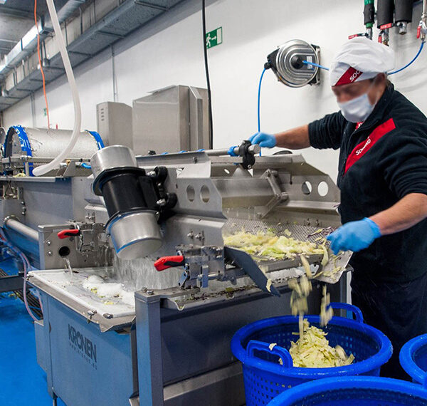 Catering-Konzept und Verarbeitungszentrum zur Herstellung tausender Mahlzeiten