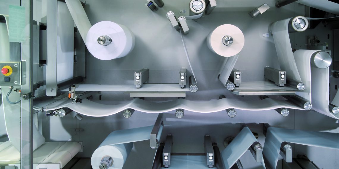 Komplexe Wundauflagen sind in ihrem Bahnspannungs- und Schneidverhalten oftmals eine Herausforderung. Mit den Anlagen von Optima Life Science können diese anspruchsvollen Produkte zuverlässig und sicher verarbeitet werden. (Bild: Optima)