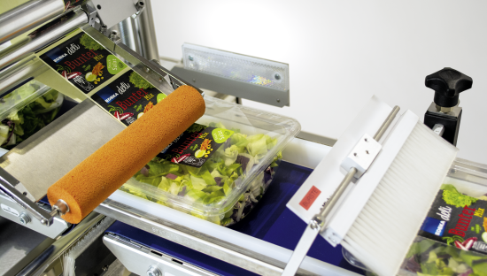 Ober- und Unterseitenetikettierung von Salatschalen Ober- und Unterseitenetikettierung von Salatschalen