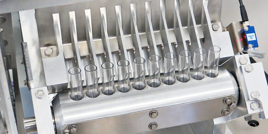 Zuführung und Vereinzelung der leeren Blutentnahmeröhrchen am Anfang der Montagelinie. Bild: Optima