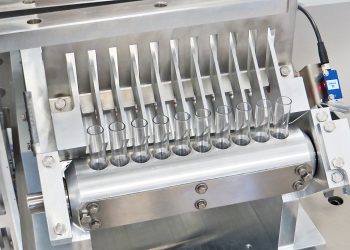 Zuführung und Vereinzelung der leeren Blutentnahmeröhrchen am Anfang der Montagelinie. Bild: Optima