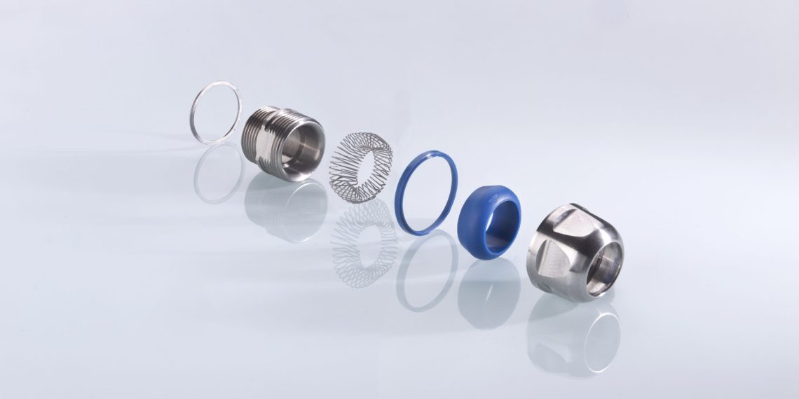 Die innenliegende TRI-Feder sorgt für eine zuverlässige 360-Grad-Kontaktierung und höchste Schirmdämpfungswerte. Gleichzeitig ist diese Design-Kabelverschraubung einfach und prozesssicher montierbar. (Bild: Pflitsch)