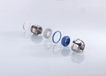 Die innenliegende TRI-Feder sorgt für eine zuverlässige 360-Grad-Kontaktierung und höchste Schirmdämpfungswerte. Gleichzeitig ist diese Design-Kabelverschraubung einfach und prozesssicher montierbar. (Bild: Pflitsch)