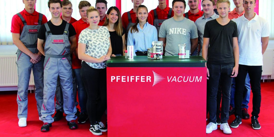 Neue Auszubildende, Studierende und Jahrespraktikanten starteten bei Pfeiffer Vacuum in Asslar.