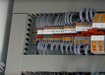 Platz sparen im Schaltschrank mit COMPLETE line-Produkten Phoenix Contact