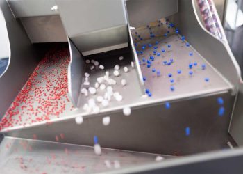 Über 380 der insgesamt mehr als 800 Aussteller bieten auf der Powtech Innovationen für die Pharmaproduktion an. Bild: NürnbergMesse