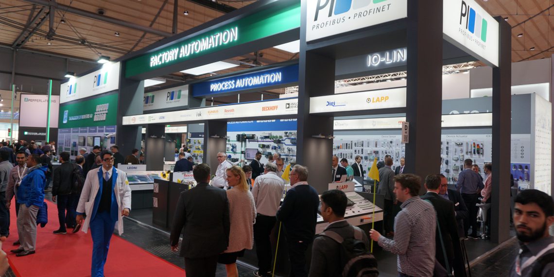 Der PI-Gemeinschaftsstand auf der Hannover Messe in Halle 9, Stand D68 zeigt aktuelle Industrie 4.0-Themen wie z. B. das Zusammenwirken von PROFINET, TSN und OPC UA oder auch ein Demo-Modell zu Security-Mechanismen. Bild: Profibus