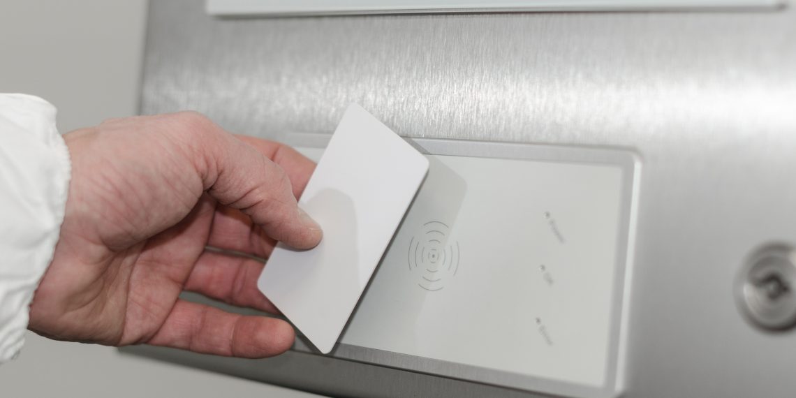 Integrierte RFID-Reader für die schnelle und sichere Zugriffskontrolle auf HMI-Systeme auch im Ex-Bereich. Bild: R. Stahl