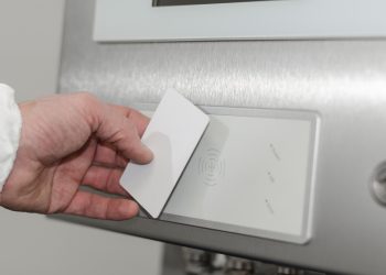 Integrierte RFID-Reader für die schnelle und sichere Zugriffskontrolle auf HMI-Systeme auch im Ex-Bereich. Bild: R. Stahl