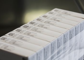 Gebündelte Medikamentenverpackungen mit Data Matrix Code und fünfzeiligem Klarschriftaufdruck.