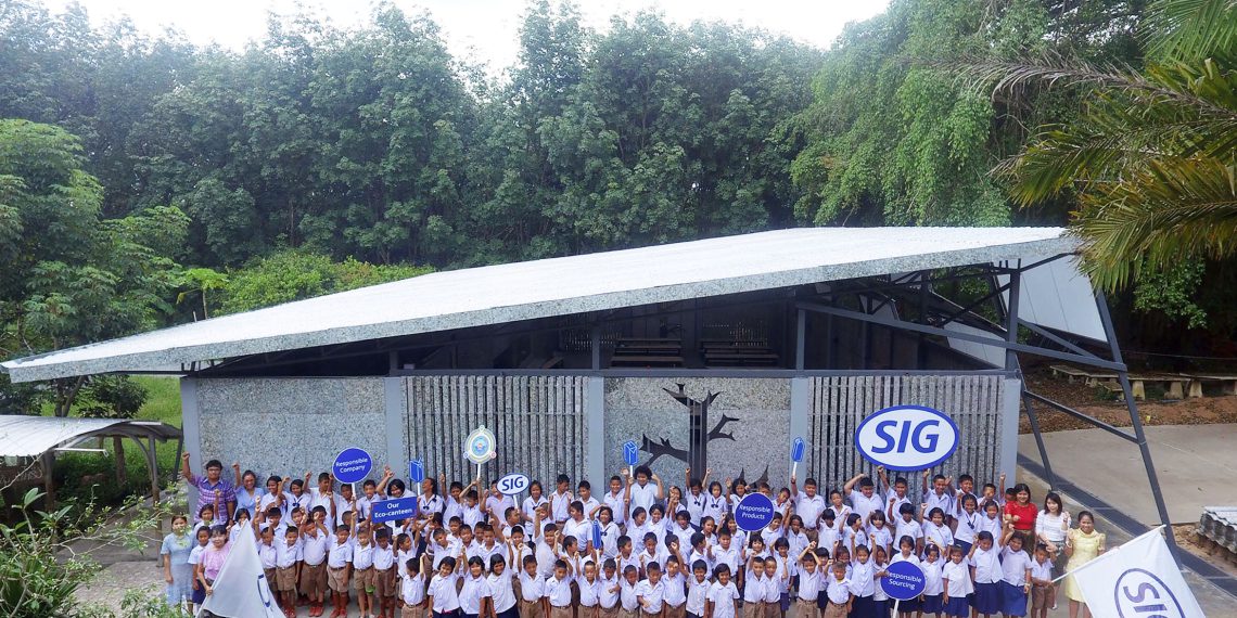 Mit dem Bau einer innovativen "Eco-Kantine" zeigt SIG eindrucksvoll, wie Unternehmen und Communities zusammenkommen können, um Abfälle zu wertvollen Ressourcen zu machen. Die neue Eco-Kantine einer Schule in Thailand wurde fast ausschließlich aus gebrauchten Getränkekartons hergestellt.