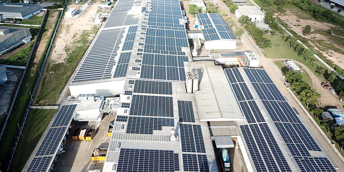 Die gigantische 3,3 MWp Solardachanlage im Werk in Rayong, Thailand. (Bild: SIG)