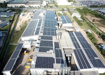 Die gigantische 3,3 MWp Solardachanlage im Werk in Rayong, Thailand. (Bild: SIG)
