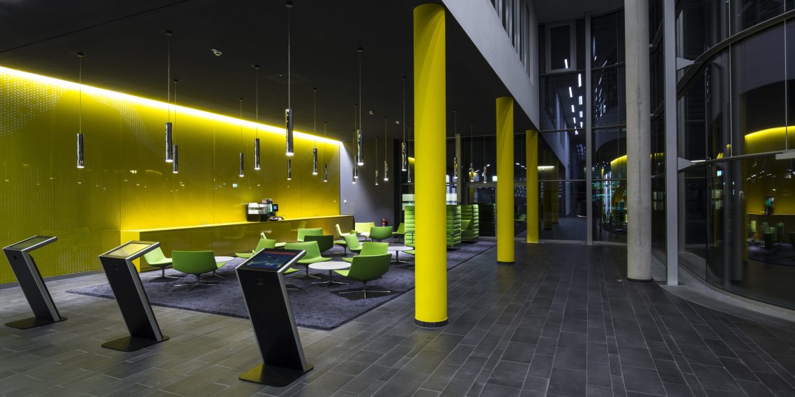 In modernster Umgebung lernen: Das Fanuc Kompetenzzentrum in Neuhausen auf den Fildern bietet ein großen Kursprogramm mit hohem Praxisanteil – die Automatisierungslösungen zum Üben liefert SMC.