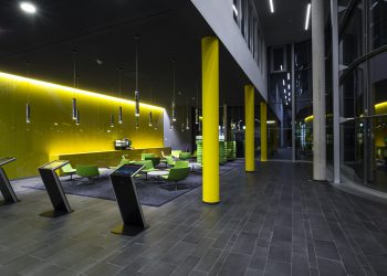 In modernster Umgebung lernen: Das Fanuc Kompetenzzentrum in Neuhausen auf den Fildern bietet ein großen Kursprogramm mit hohem Praxisanteil – die Automatisierungslösungen zum Üben liefert SMC.