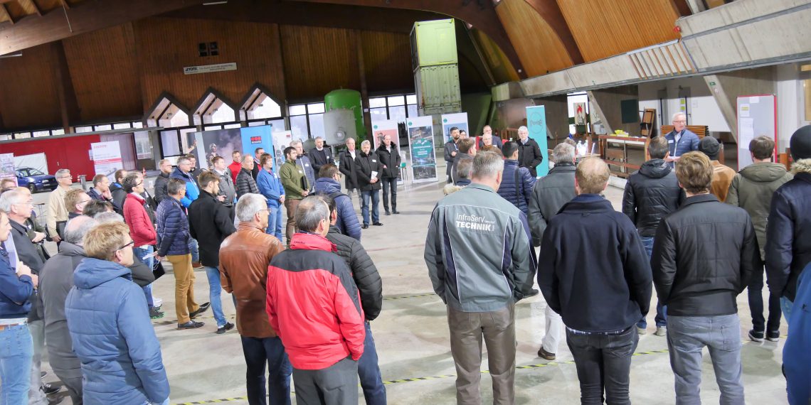 - Safety-Day-Teilnehmer des Unternehmens Leser aus Hamburg erklären die Funktion eines Wechselventils. Bild: InfraServ