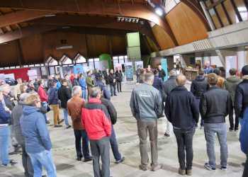 - Safety-Day-Teilnehmer des Unternehmens Leser aus Hamburg erklären die Funktion eines Wechselventils. Bild: InfraServ