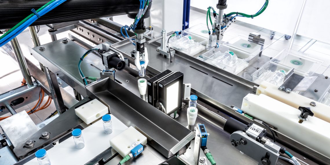 Schubert-Pharma integriert Prozesse: Vor dem Beladen verifiziert eine Kamera die variablen Daten auf dem transparenten Etikett der Vials.