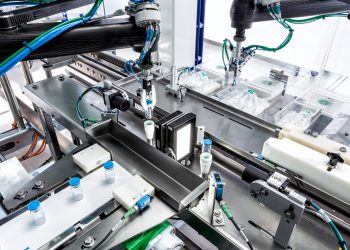 Schubert-Pharma integriert Prozesse: Vor dem Beladen verifiziert eine Kamera die variablen Daten auf dem transparenten Etikett der Vials.