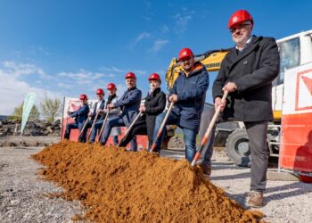 Spa­ten­stich für neu­es Bürogebäude