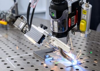 Smar­ter Robo­ter berech­net sei­ne Schweißbahn