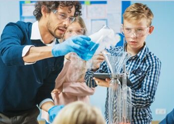 „Schul­part­ner­schaft Che­mie“ för­dert Schu­len und Lehrkräfte