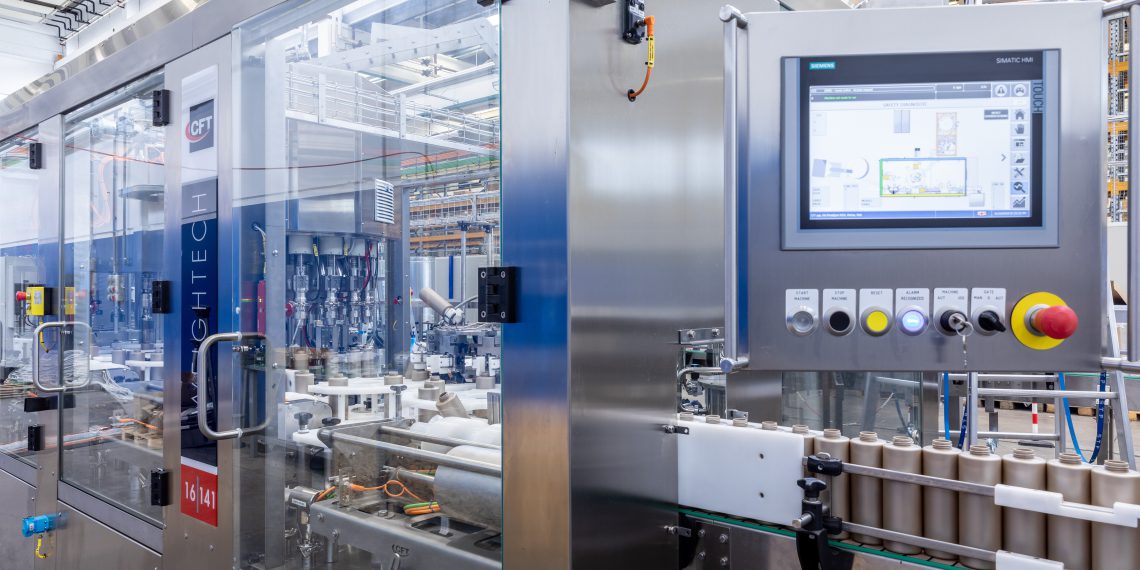 Menz & Gasser, ein Spezialist für die Herstellung von Portionspackungen für Hotels, Restaurants und Catering, ließ bei CFT eine Rotationsabfüllanlage entwickeln, bei der das Motion Control-System Simotion von Siemens die Bewegungsführung übernimmt. (Bild: Siemens)