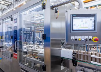 Menz & Gasser, ein Spezialist für die Herstellung von Portionspackungen für Hotels, Restaurants und Catering, ließ bei CFT eine Rotationsabfüllanlage entwickeln, bei der das Motion Control-System Simotion von Siemens die Bewegungsführung übernimmt. (Bild: Siemens)