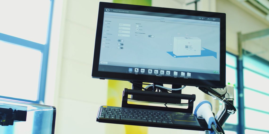 Die intuitiv bedienbare Software ist individuell konfigurierbar und in drei Ausbaustufen verfügbar: auf Maschinen-, Standort- und standortübergreifender Ebene.