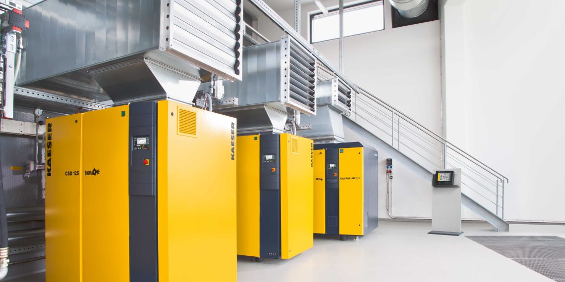Das Druckluftmanagementsystem SAM 4.0 verbindet alle Einzelkomponenten zu einem kompletten Team und überwacht und steuert sie so, dass Druckluft immer in optimaler Menge und Qualität geliefert wird. Das senkt die Kosten und erhöht die Wirtschaftlichkeit. (Bild: Kaeser Kompressoren)