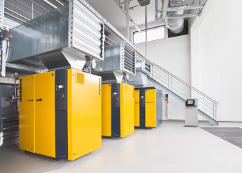 Das Druckluftmanagementsystem SAM 4.0 verbindet alle Einzelkomponenten zu einem kompletten Team und überwacht und steuert sie so, dass Druckluft immer in optimaler Menge und Qualität geliefert wird. Das senkt die Kosten und erhöht die Wirtschaftlichkeit. (Bild: Kaeser Kompressoren)