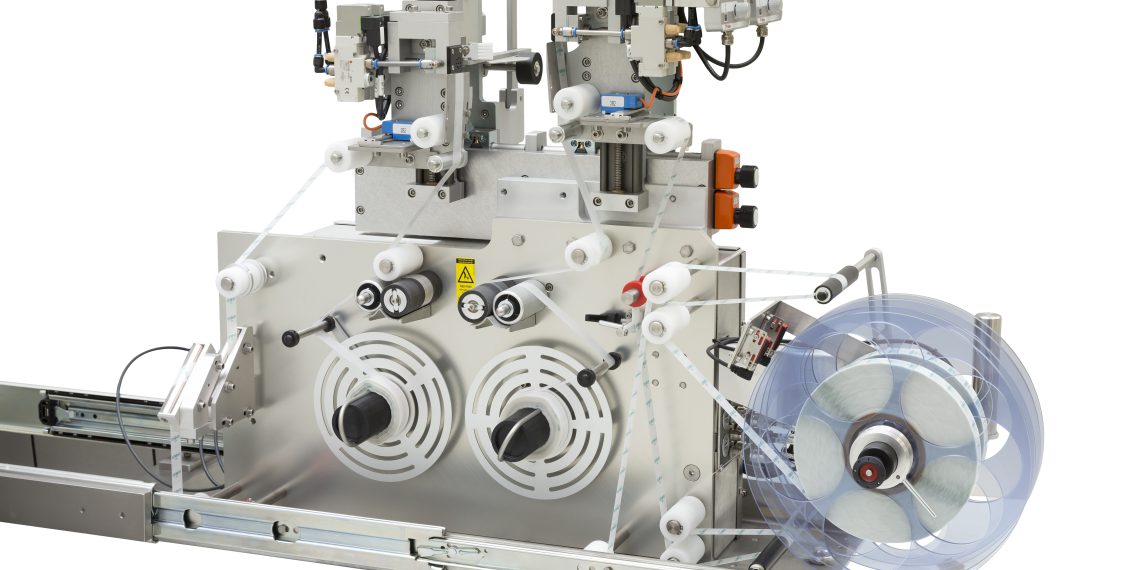 Der Tamper Evident Labeller von Bluhm realisiert Manipulationsschutz.