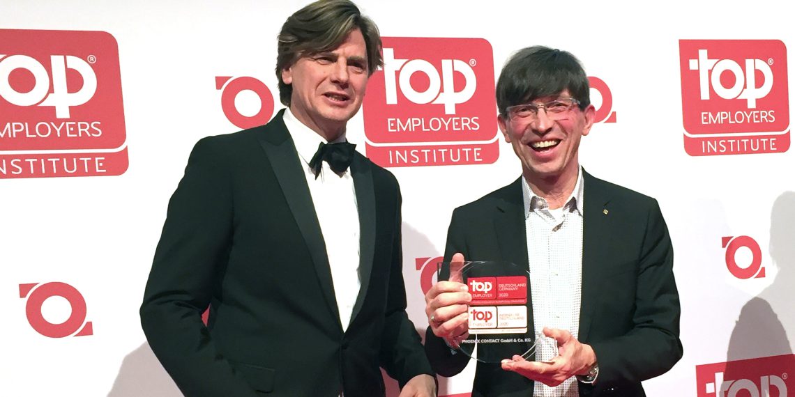 Hans Rothweiler, Top Employers Institute, überreicht die Auszeichnung an Prof. Dr. Gunther Olesch, Phoenix Contact. (v.l.n.r.). (Bild: Phoenix Contact)